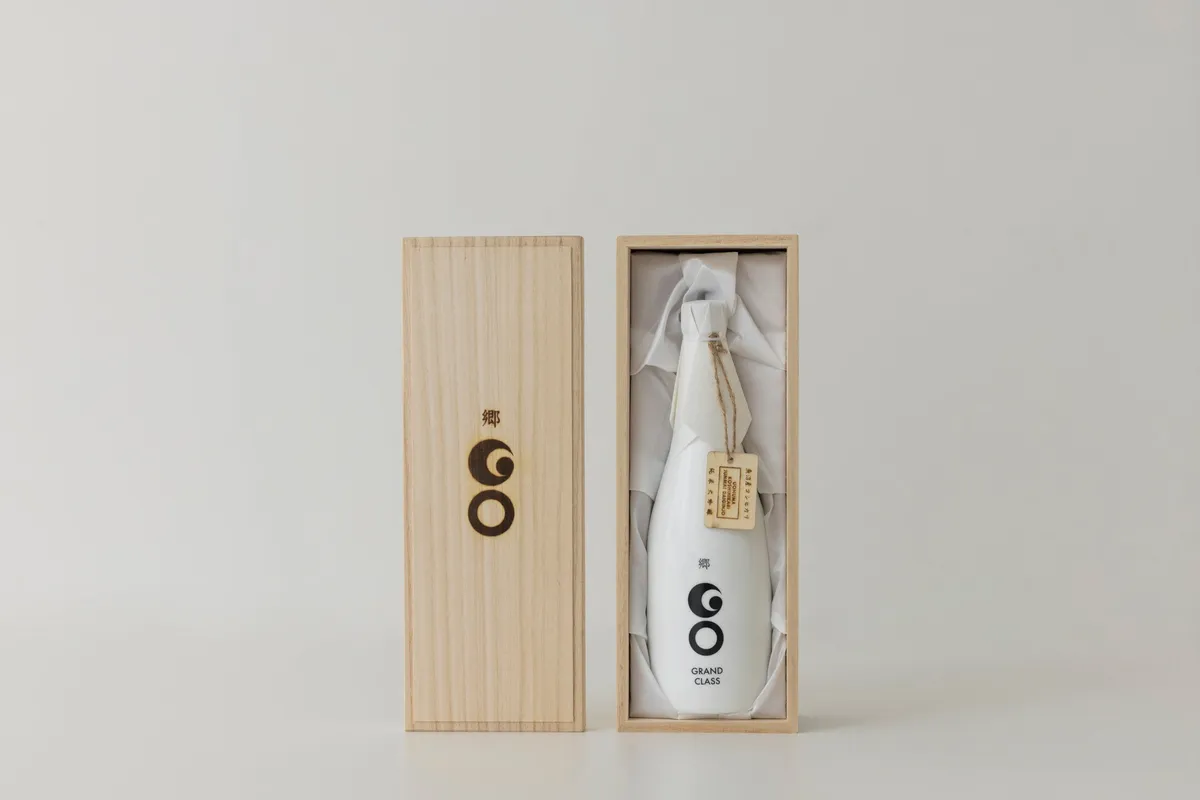 GO GRANDCLASS Uonuma Koshihikari junmai daiginjo bottle in its paulownia-wood presentation box